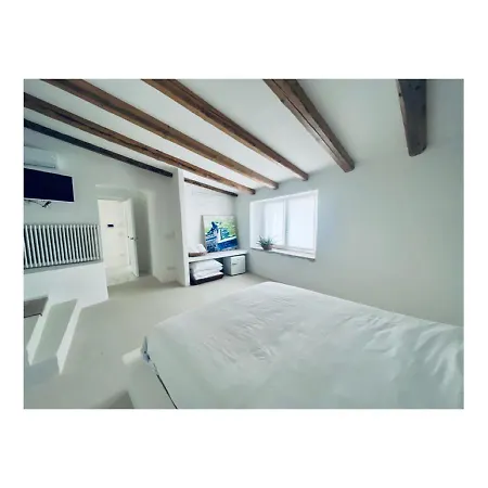 住宿加早餐酒店 Hydria Art Gallery Dimora D Artista Con Terrazza E Vasca Idromassaggio Nel Cuore Del Borgo Antico Artists With Terrace And Jacuzzi In The Heart Of The Old Town 阿夸维瓦德莱丰蒂