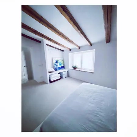 Hydria Art Gallery Dimora D Artista Con Terrazza E Vasca Idromassaggio Nel Cuore Del Borgo Antico Artists With Terrace And Jacuzzi In The Heart Of The Old Town Acquaviva delle Fonti