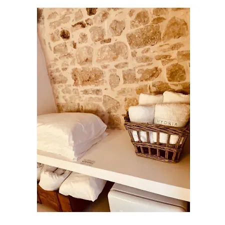 Hydria Art Gallery Dimora D Artista Con Terrazza E Vasca Idromassaggio Nel Cuore Del Borgo Antico Artists With Terrace And Jacuzzi In The Heart Of The Old Town *