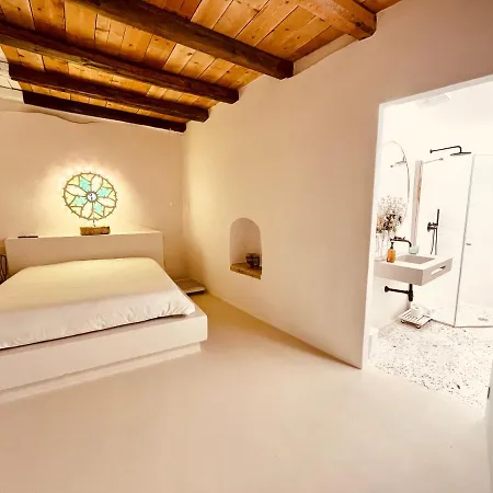 Hydria Art Gallery Dimora D Artista Con Terrazza E Vasca Idromassaggio Nel Cuore Del Borgo Antico Artists With Terrace And Jacuzzi In The Heart Of The Old Town 住宿加早餐酒店 阿夸维瓦德莱丰蒂