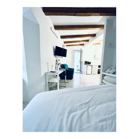 Hydria Art Gallery Dimora D Artista Con Terrazza E Vasca Idromassaggio Nel Cuore Del Borgo Antico Artists With Terrace And Jacuzzi In The Heart Of The Old Town 住宿加早餐酒店 阿夸维瓦德莱丰蒂