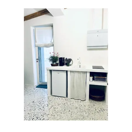Hydria Art Gallery Dimora D Artista Con Terrazza E Vasca Idromassaggio Nel Cuore Del Borgo Antico Artists With Terrace And Jacuzzi In The Heart Of The Old Town