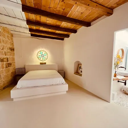Hydria Art Gallery Dimora D Artista Con Terrazza E Vasca Idromassaggio Nel Cuore Del Borgo Antico Artists With Terrace And Jacuzzi In The Heart Of The Old Town * Acquaviva delle Fonti