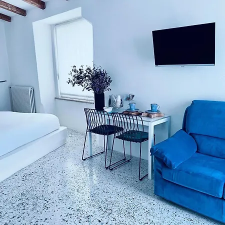 住宿加早餐酒店 Hydria Art Gallery Dimora D Artista Con Terrazza E Vasca Idromassaggio Nel Cuore Del Borgo Antico Artists With Terrace And Jacuzzi In The Heart Of The Old Town