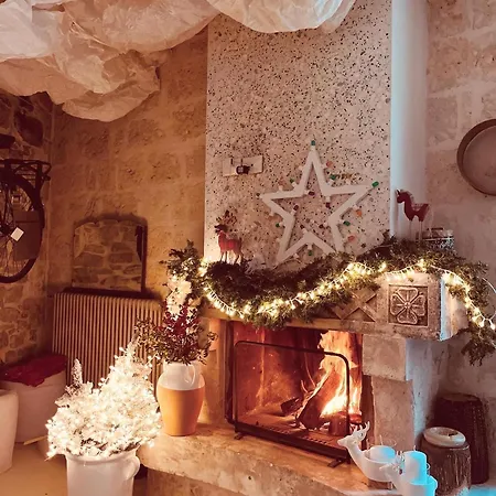 Hydria Art Gallery Dimora D Artista Con Terrazza E Vasca Idromassaggio Nel Cuore Del Borgo Antico Artists With Terrace And Jacuzzi In The Heart Of The Old Town *