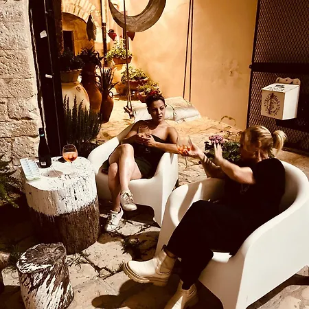 Alojamento de Acomodação e Pequeno-almoço Hydria Art Gallery Dimora D Artista Con Terrazza E Vasca Idromassaggio Nel Cuore Del Borgo Antico Artists With Terrace And Jacuzzi In The Heart Of The Old Town *